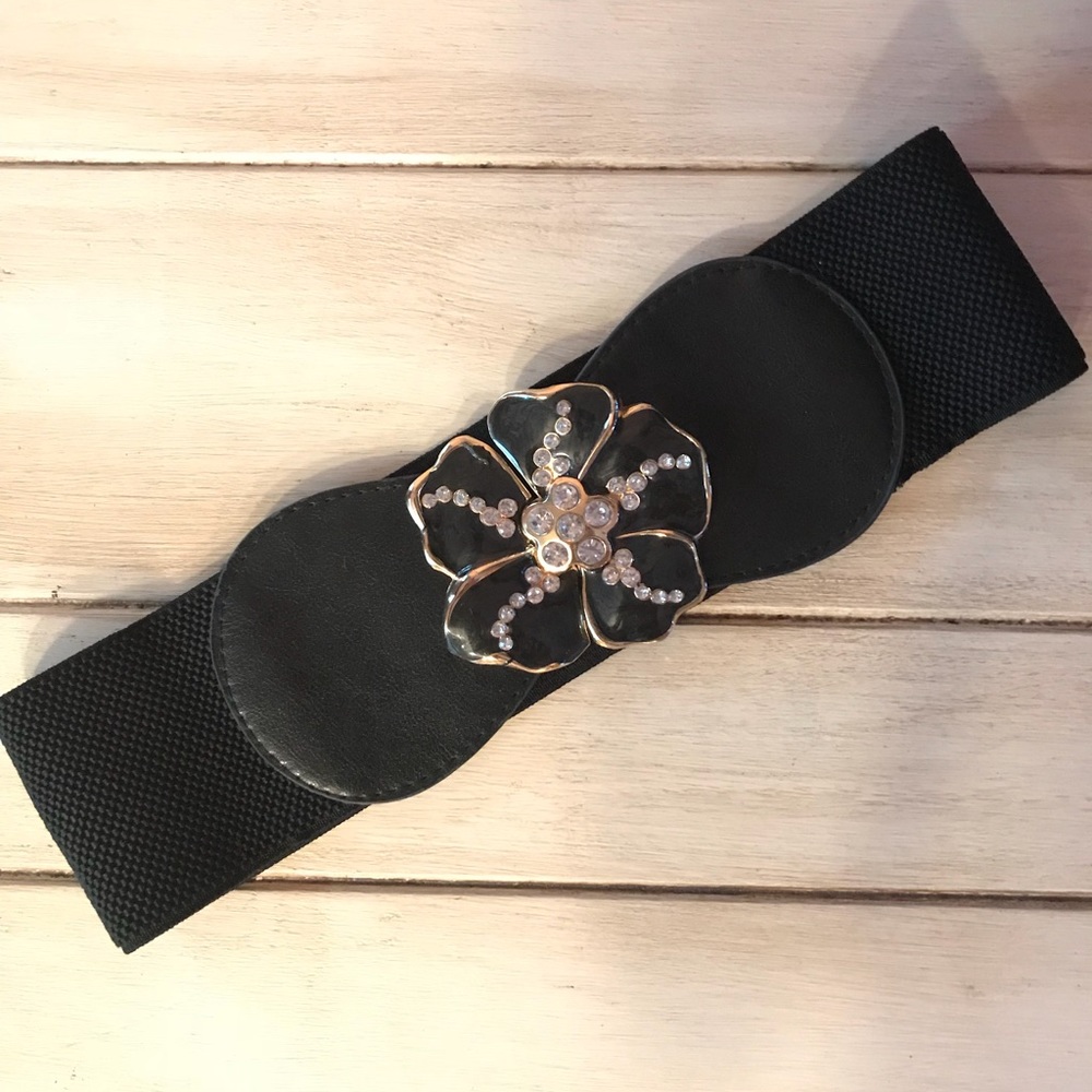 Elastic belt with flower clasp